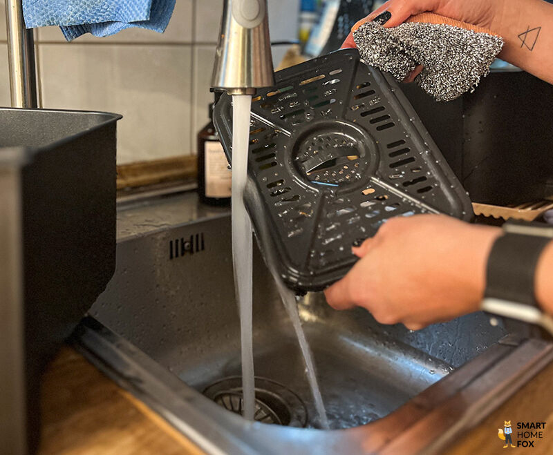 Ninja Foodie Max Dual Zone wird unter dem Wasserhahn gereinigt